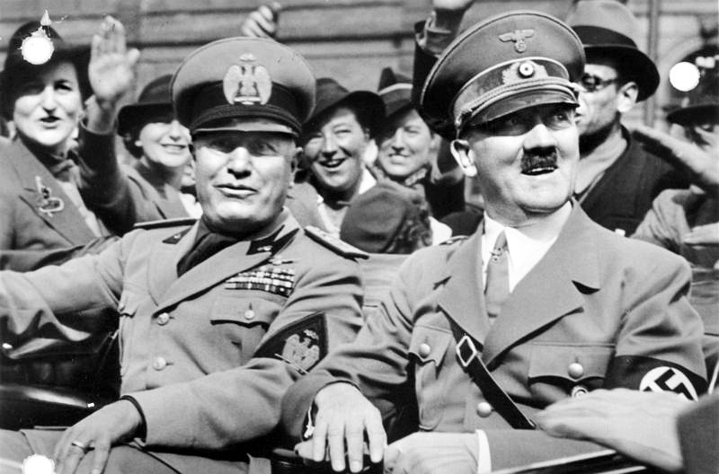 Dittatori legalitari Hitler Mussolini
